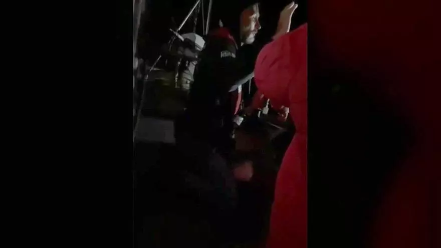 Policía británica usando tasers para detener a un sospechoso armado con cuchillo en Londres