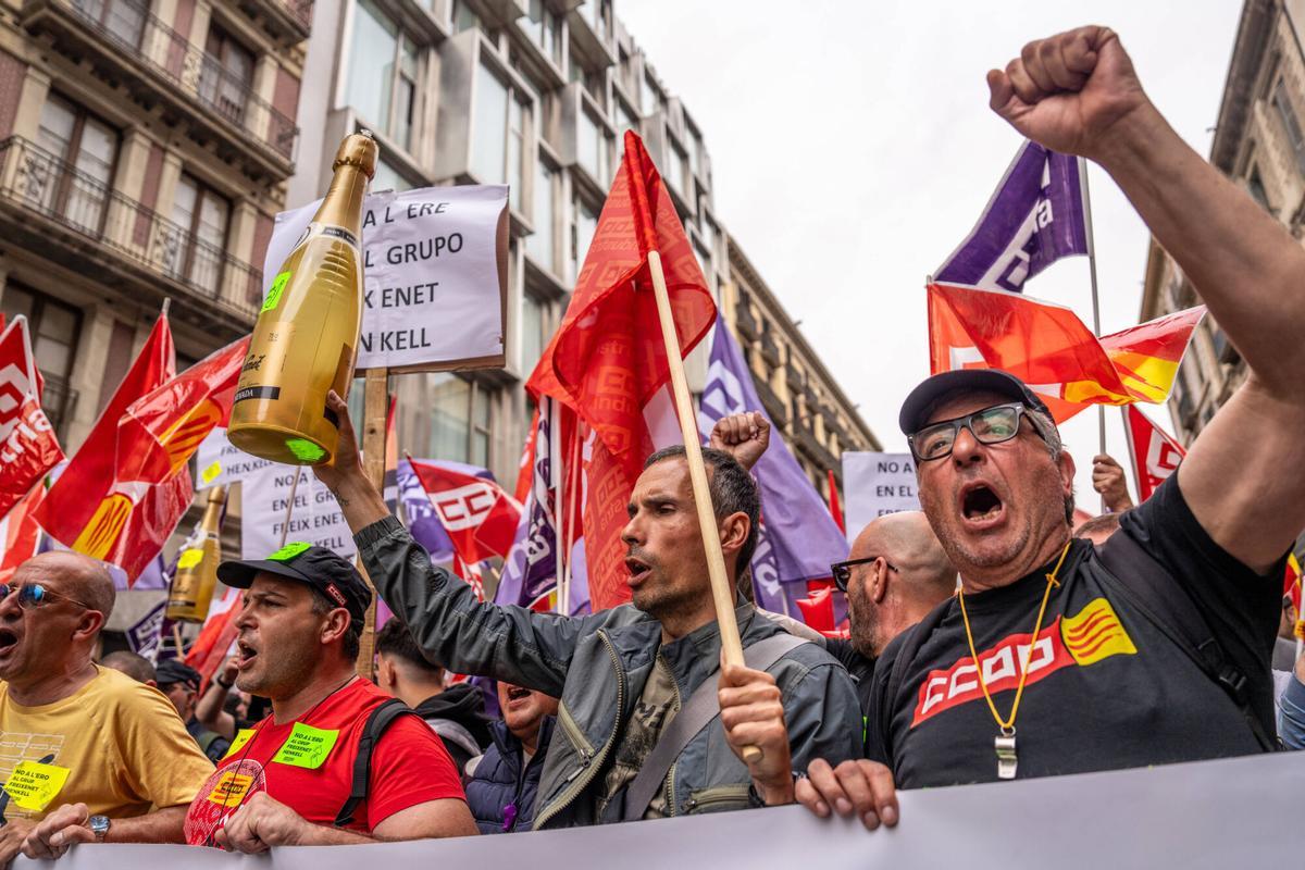 Manifestación sindical CGT bloqueando Gran de Gràcia en Barcelona el 1 de mayo de 2025
