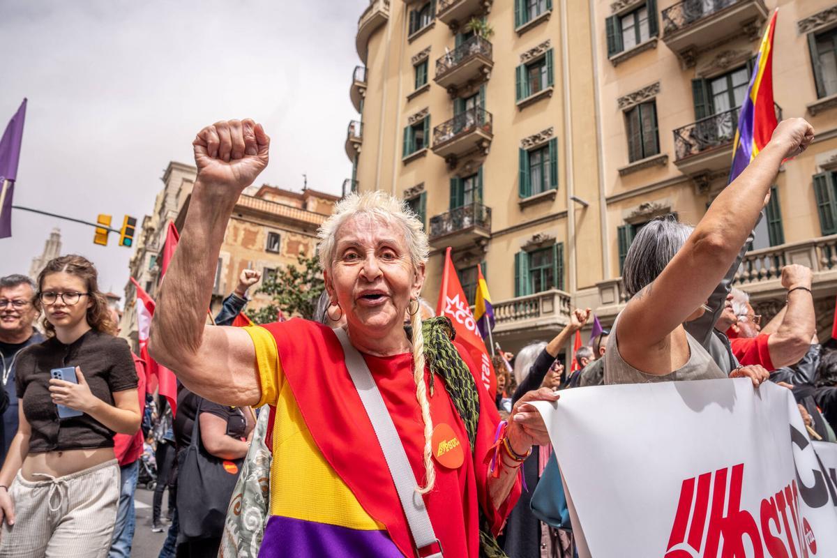 Manifestantes de USOC avanzando por el paseo de Sant Joan durante la protesta del Día del Trabajador