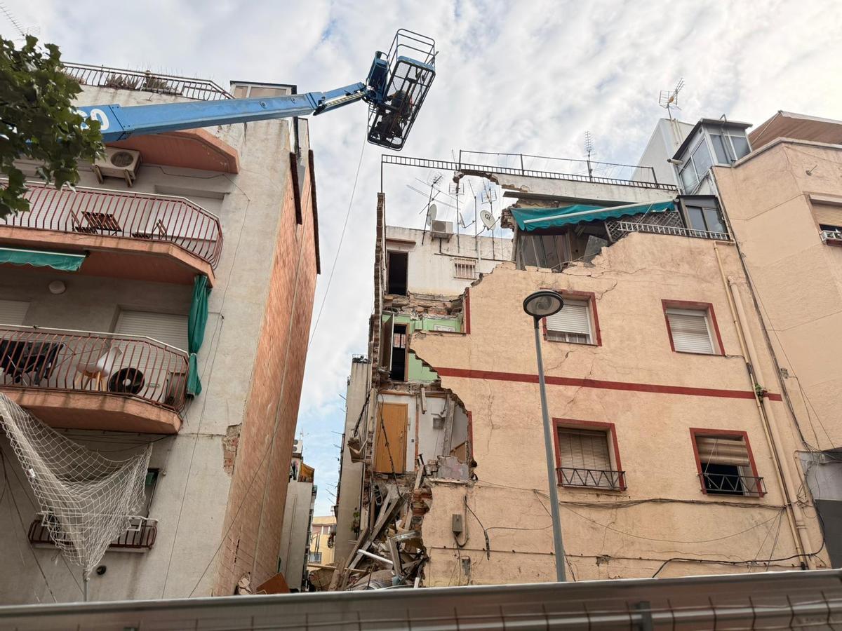 Badalona inicia el derribo del edificio ruinoso de la calle Granada