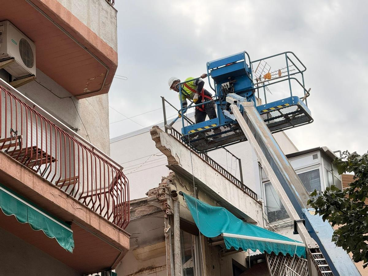 Demolición del edificio nº 22 en la calle Granada, Badalona
