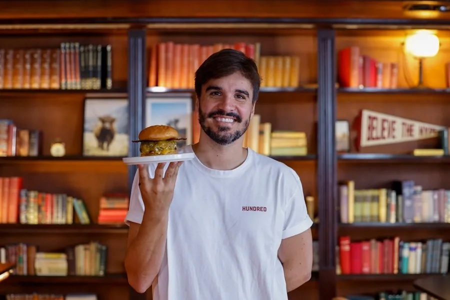 Foto de la hamburguesa Singular de Hundred Burgers, con carne dry‑aged, queso cheddar, beicon y crema de camembert