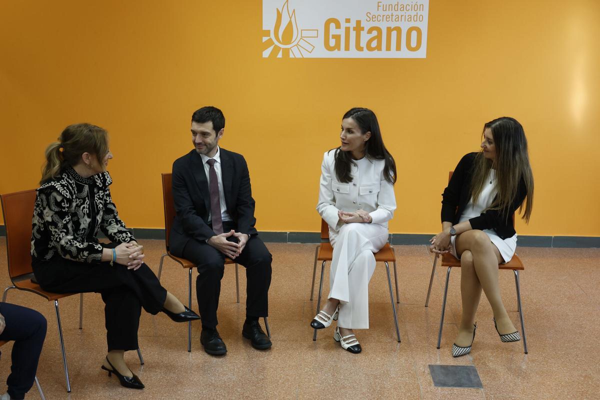 Letizia se reúne con mujeres gitanas en Vallecas para abordar empleo y educación