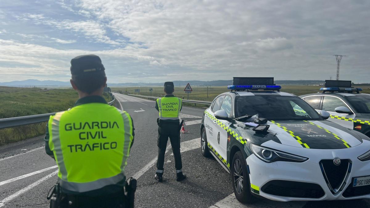 Operativo de tráfico DGT con agentes y equipos de vigilancia en la carretera durante el puente de mayo