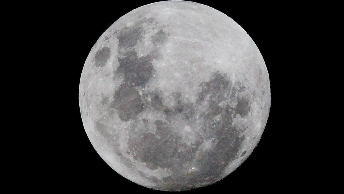 Doble luna llena en mayo 2026: Luna de flores y Luna azul