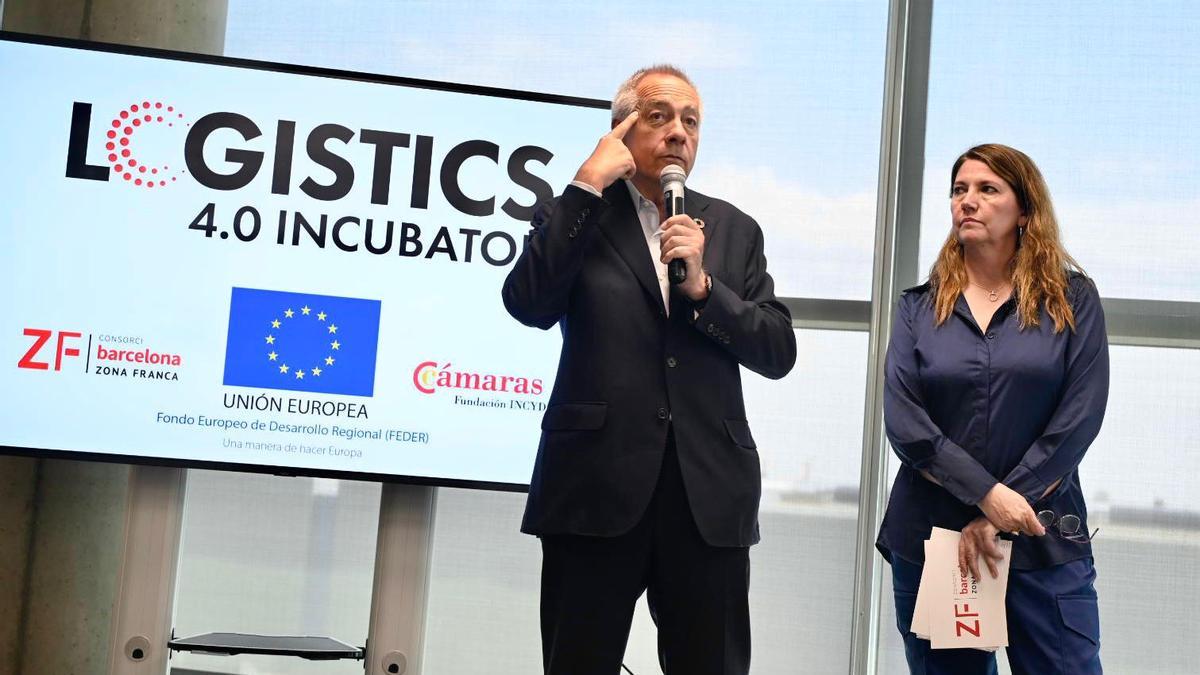 Foto de grupo con los representantes de las 19 startups del Logistics 4.0 Incubator