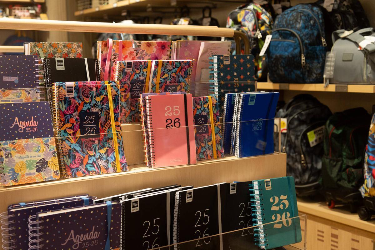 Gratuidad del material escolar en centros públicos aprobada por el Parlament catalán