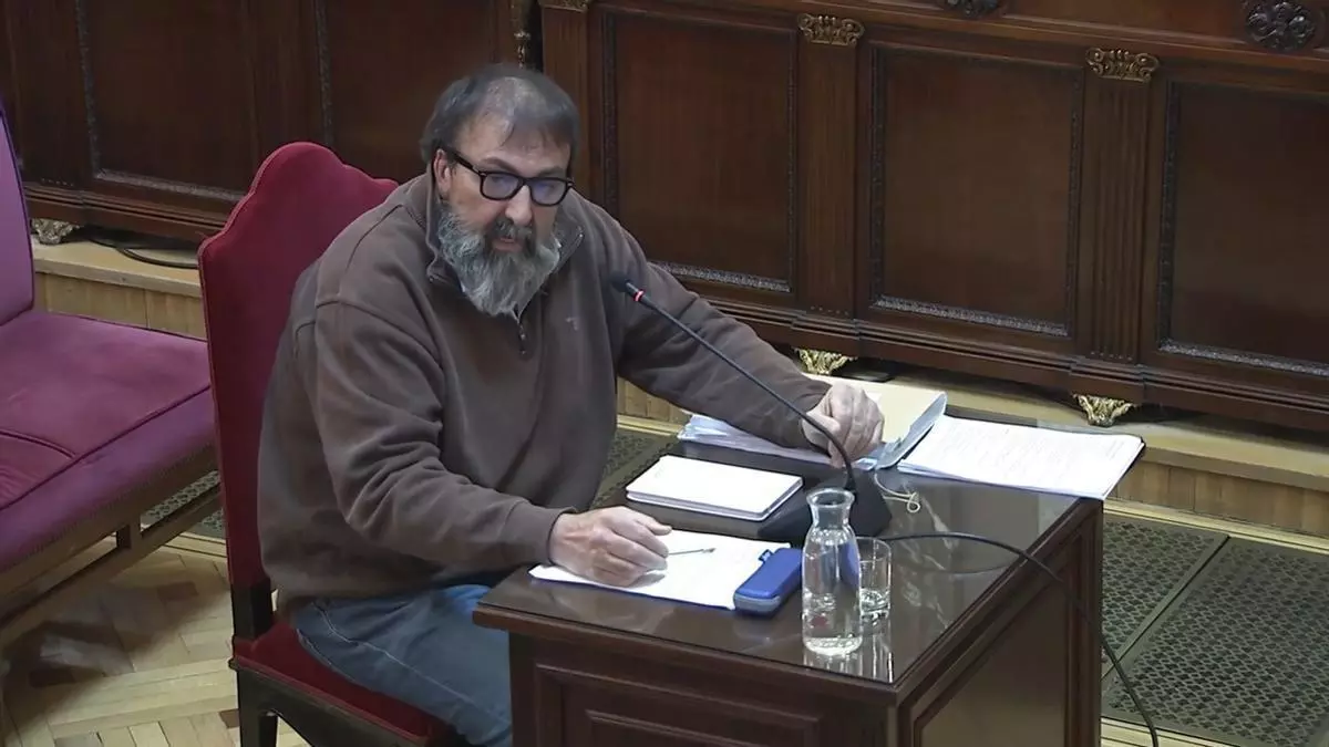 Estatua de un hombre con bandera cubriendo el rostro en Trafalgar Square, atribuida a Banksy