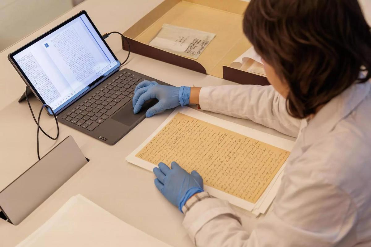 Detalle de un manuscrito de Dalí digitalizado en alta resolución
