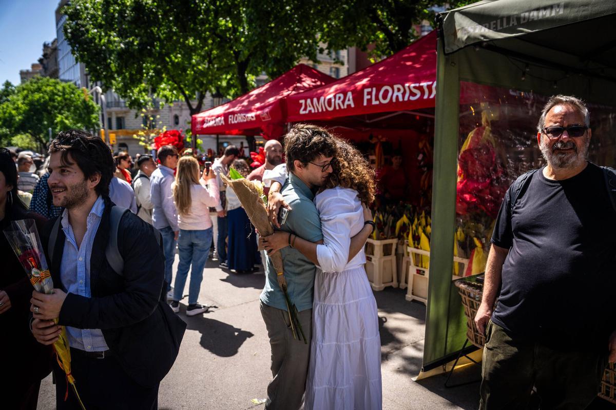 Sant Jordi 2026: Un guardia aconseja a Juan Tallón que use un árbol