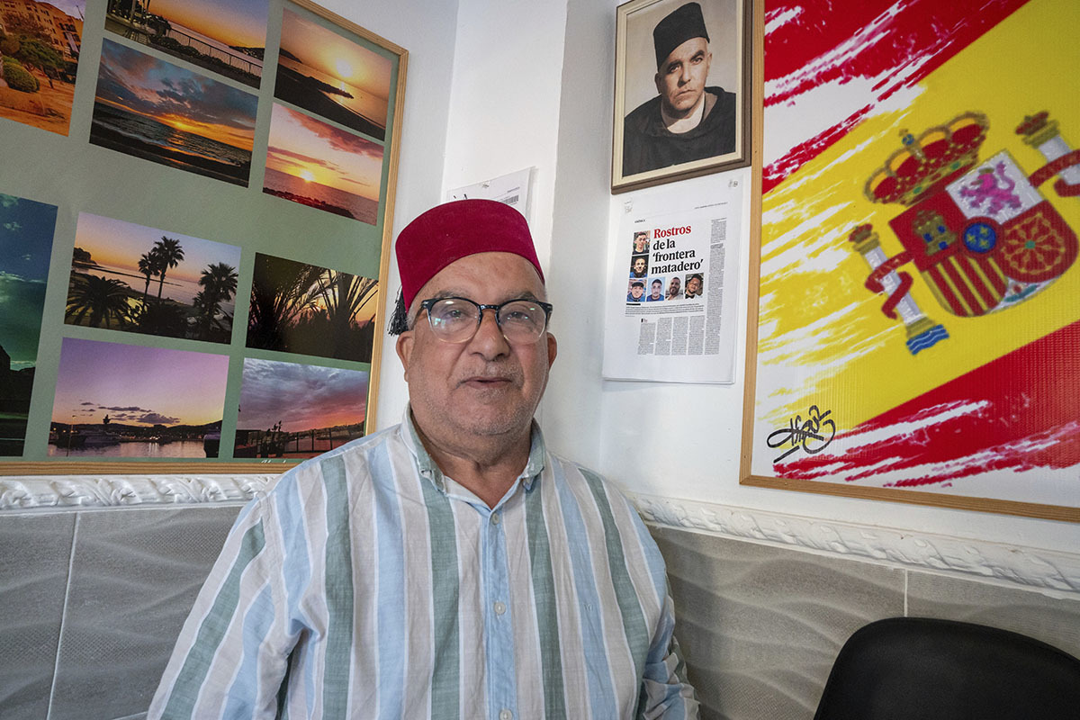 Fotografía de Mohamed Mustafa Ahmed, diputado de Ceuta, frente al Congreso con la documentación que muestra su nombre oficial y su nombre real.