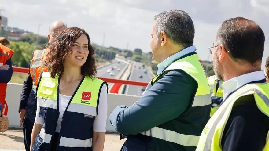 Vista aérea del convoy de barcos migrantes bajo inspección