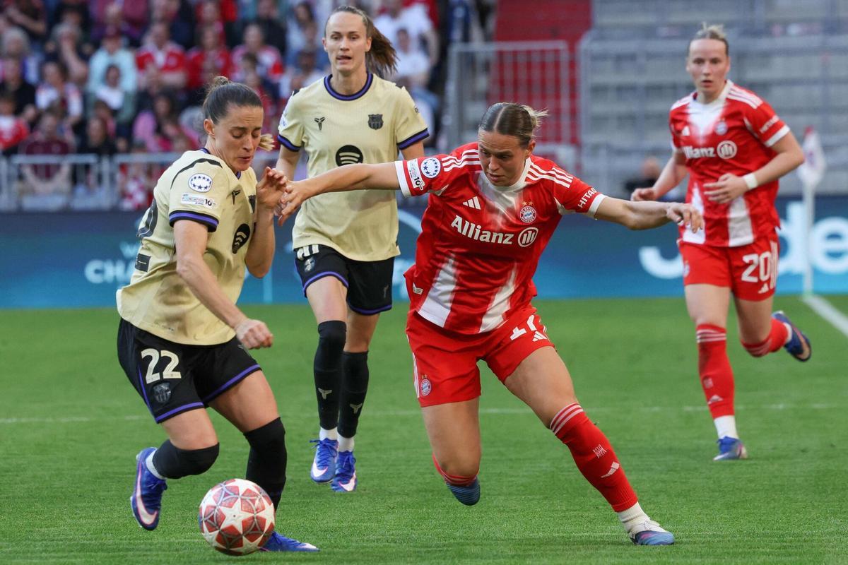 Klara Bühl entrenando antes del partido de ida de la semifinal de la Champions League femenina