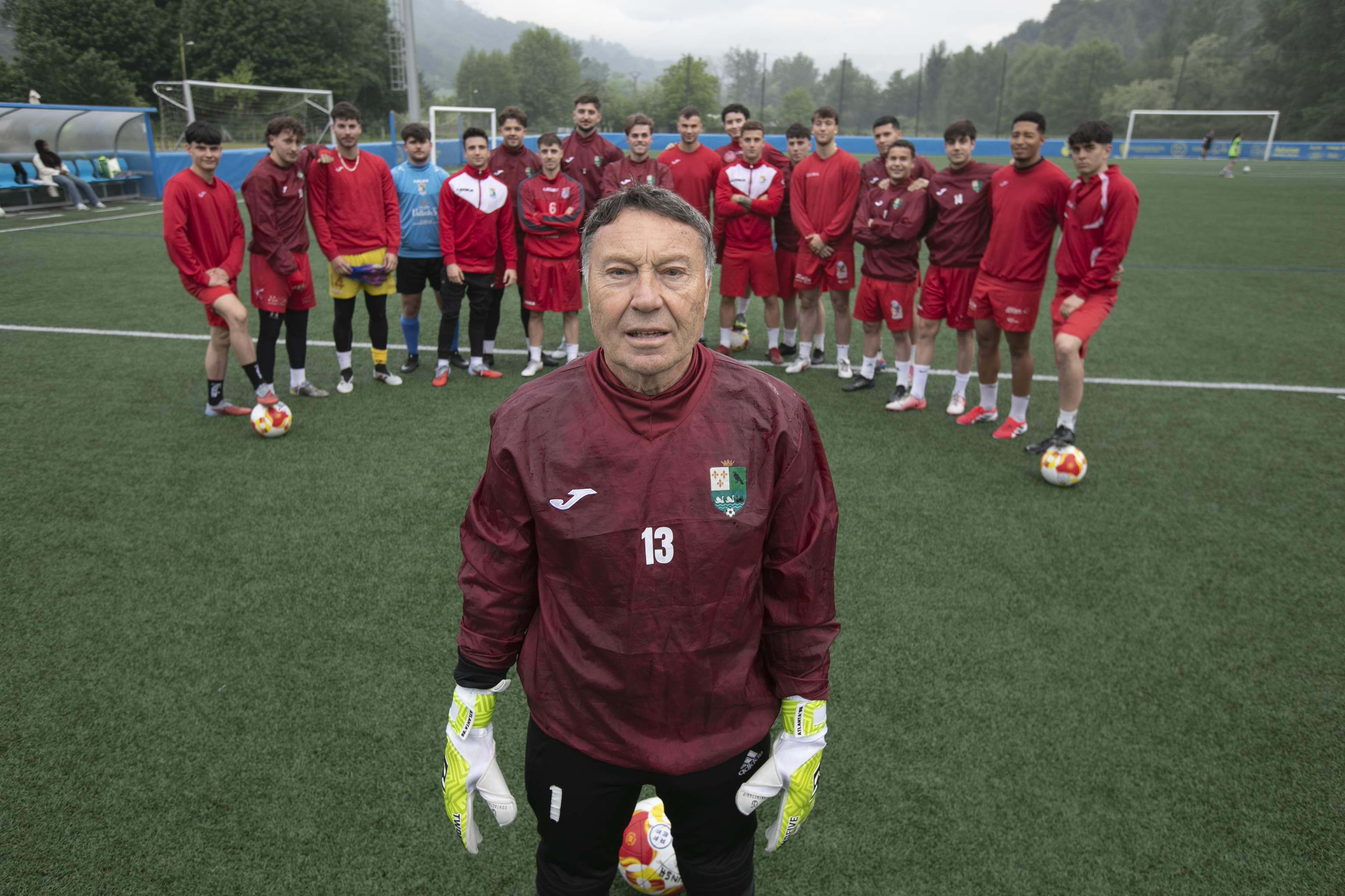 Ángel Mateos, 70 años, debuta como portero y rompe el récord del futbolista español más veterano