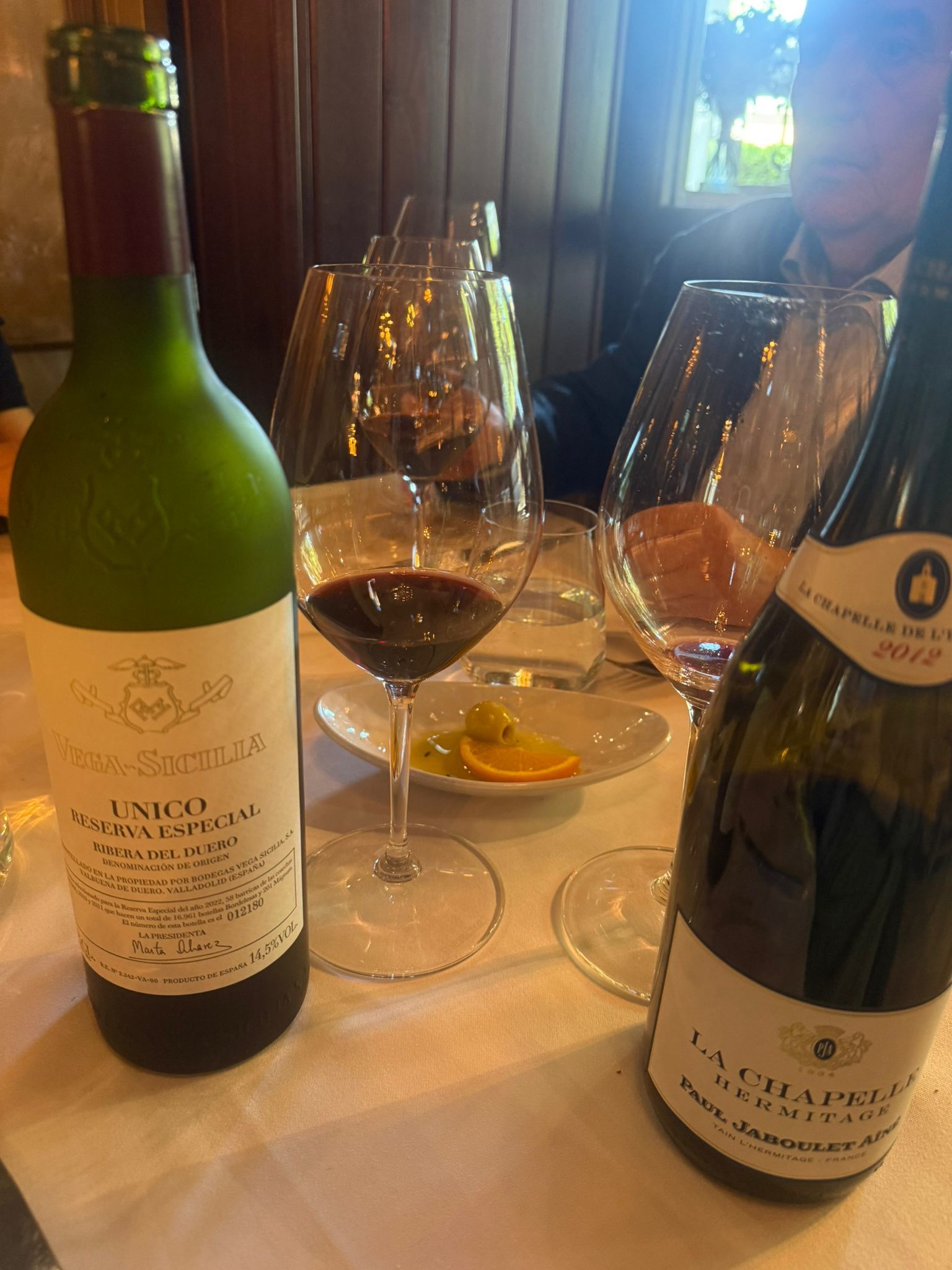 Ayantar: cena de 80 € con colmenillas rellenas de foie y Vega Sicilia Único