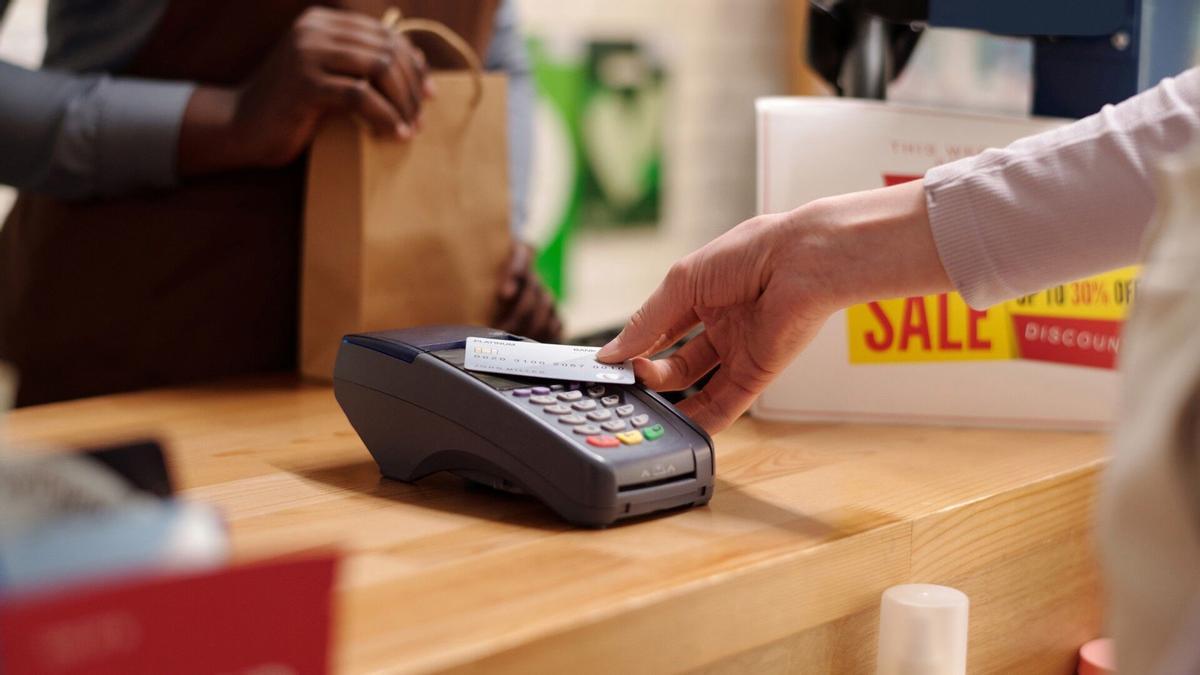 OCU indica cómo reclamar cargos duplicados en tarjetas de crédito