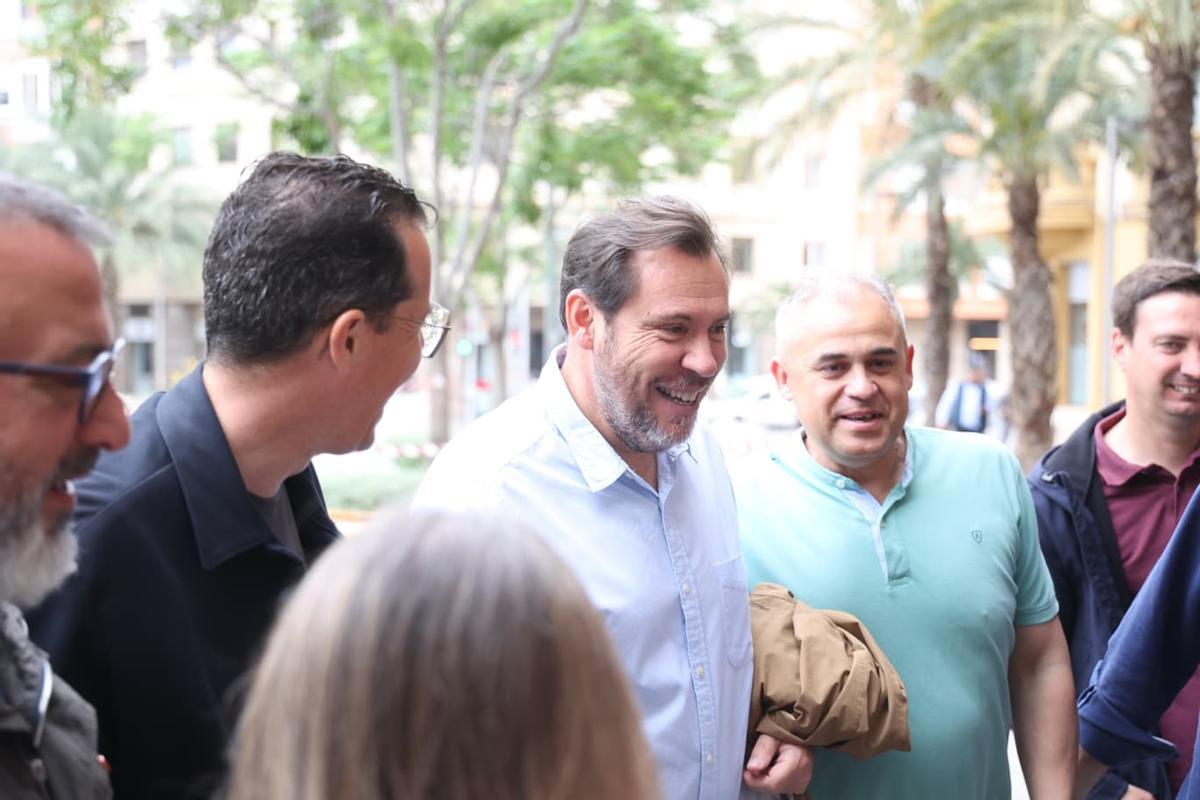 Óscar Puente en la marcha del 1 de mayo en Alicante rodeado de sindicalistas