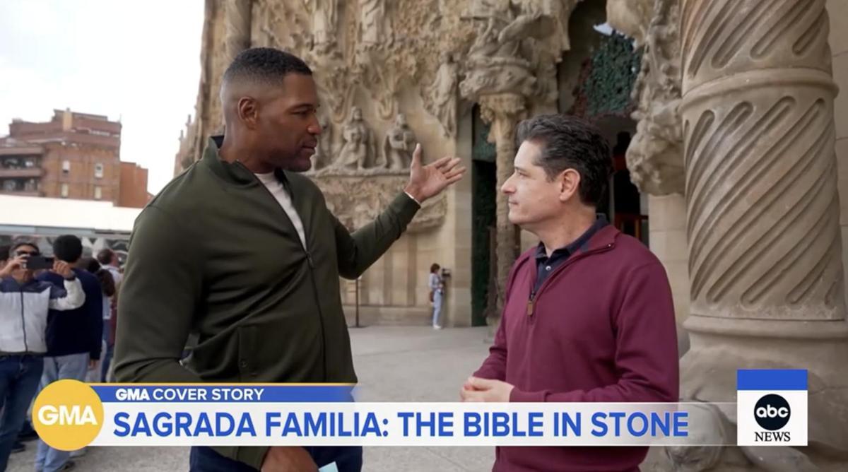 Michael Strahan y el arquitecto Mauricio Cortés frente a la Sagrada Família