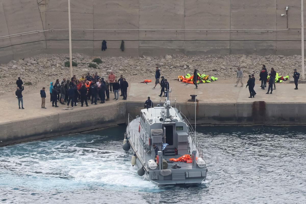 Activistas de la Global Sumud Flotilla a bordo de su embarcación en el mar