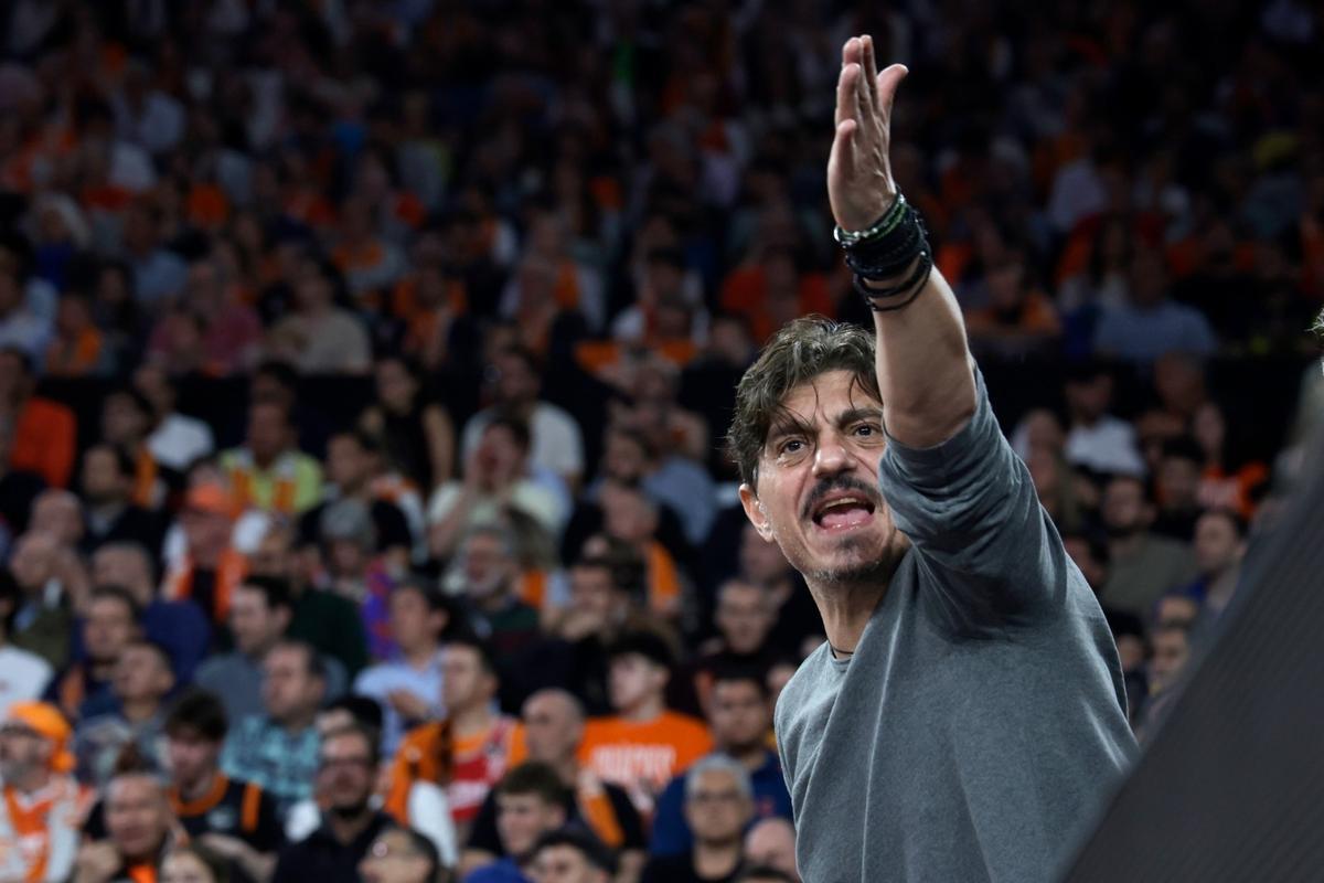 Policía propone sanción al presidente del Panathinaikos por irrumpir en la mesa de anotadores