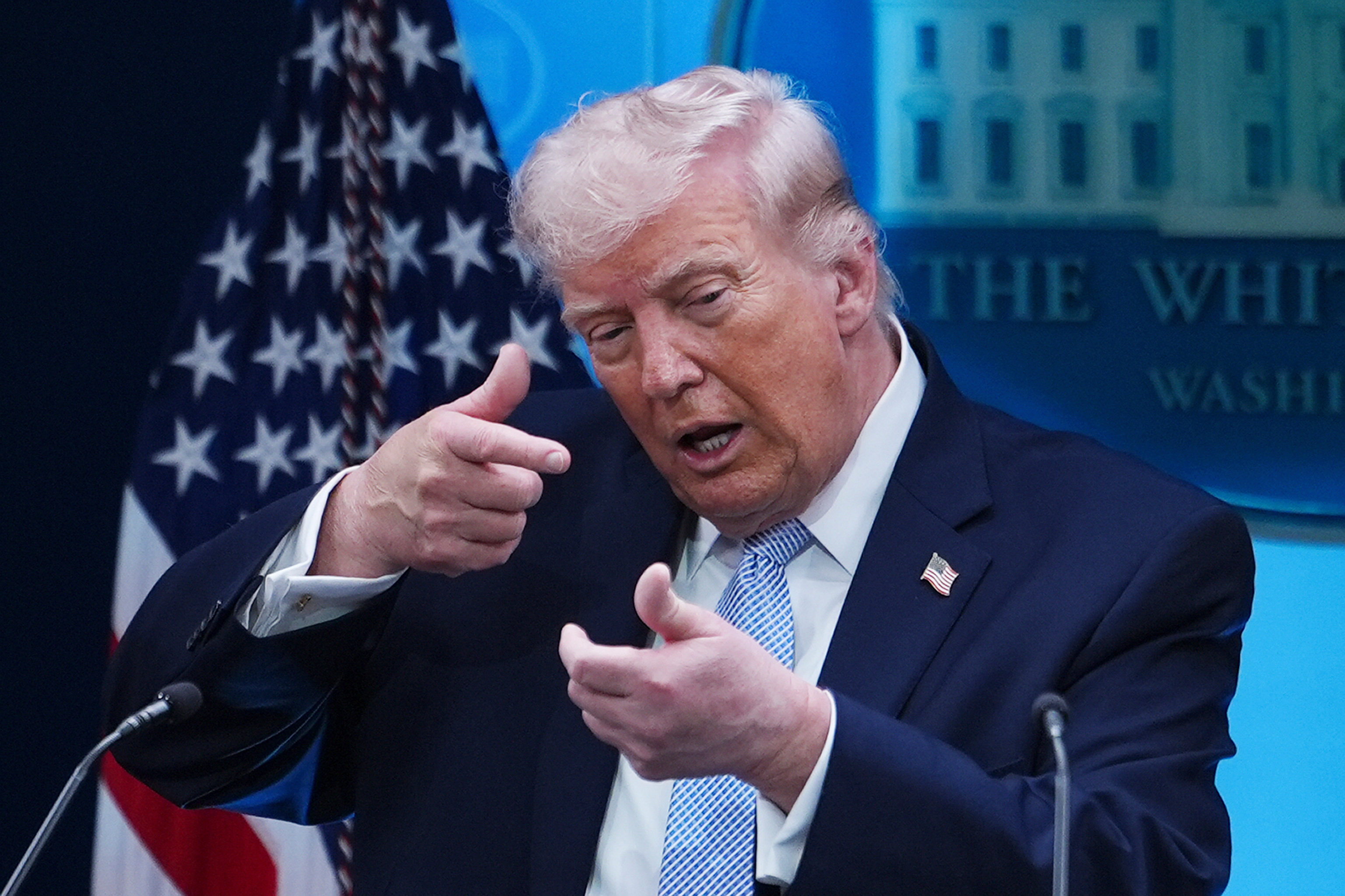 Trump eleva al 25 % los aranceles estadounidenses a coches y camiones de la UE