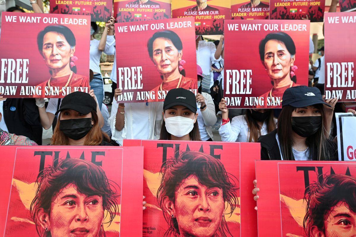 Fotograma del anuncio televisivo del general Min Aung Hlaing sobre la conmutación de la sentencia de Aung San Suu Kyi.