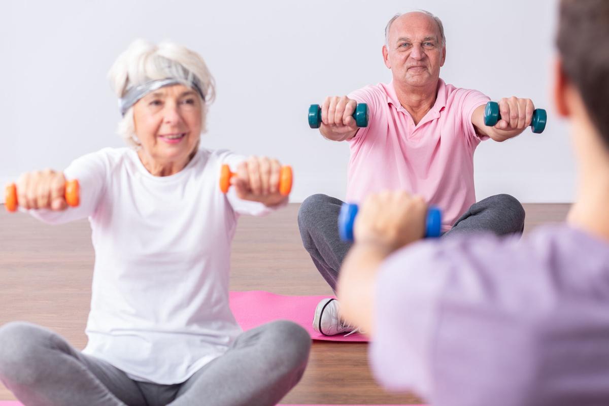 Mujeres mayores realizando entrenamiento de fuerza en un gimnasio