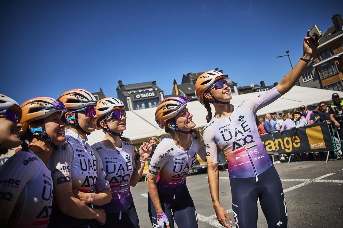 Paula Blasi celebrando su victoria en la Amstel Gold Race, con el podio y la bandera holandesa al fondo