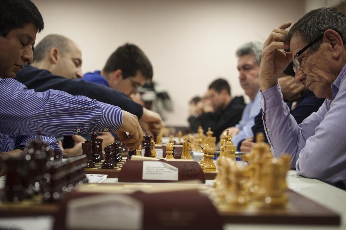 Jugadores compiten en una sala de torneos del Circuit Català d'Oberts Internacionals d'Escacs en un municipio catalán