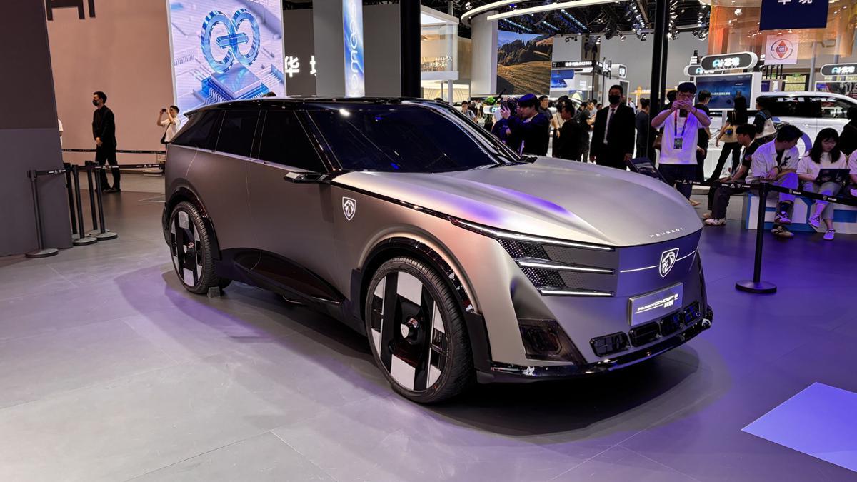 Ingenieros de Peugeot inspeccionando el nuevo motor sin problemas de PureTech