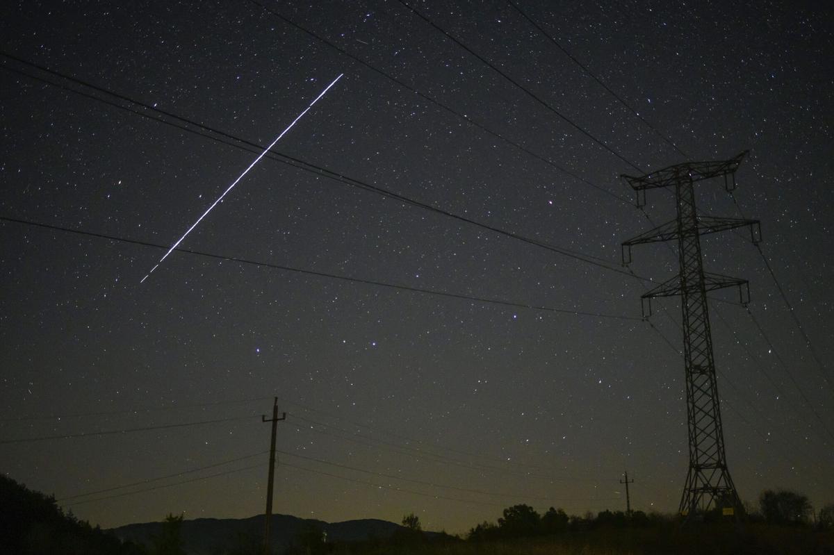 Carrusel de luces nocturno sobre Europa: la estela de satélites Amazon Leo y Starlink