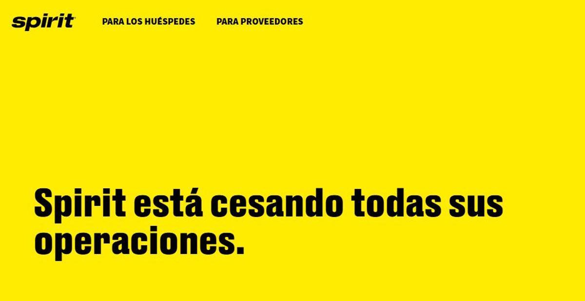 Aviones amarillos de Spirit Airlines estacionados en el aeropuerto de Los Ángeles, con la señal de cierre de operaciones en la fachada de la terminal.