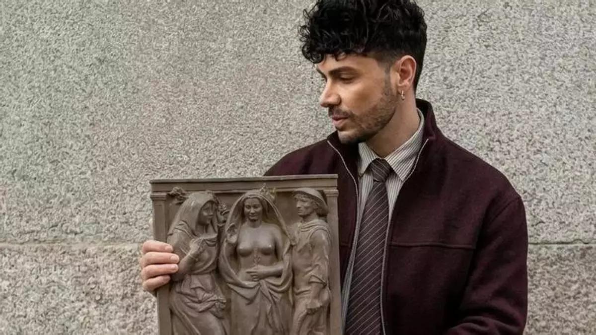 Alegoría de Extremadura: la placa robada reaparece en el Rastro de Madrid