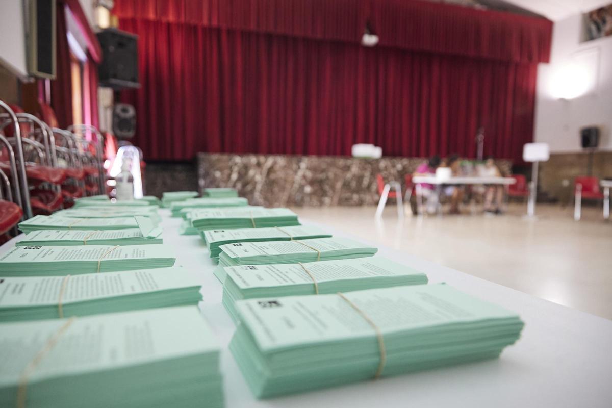 Jóvenes andaluces en fila para votar por primera vez en las elecciones del 17M