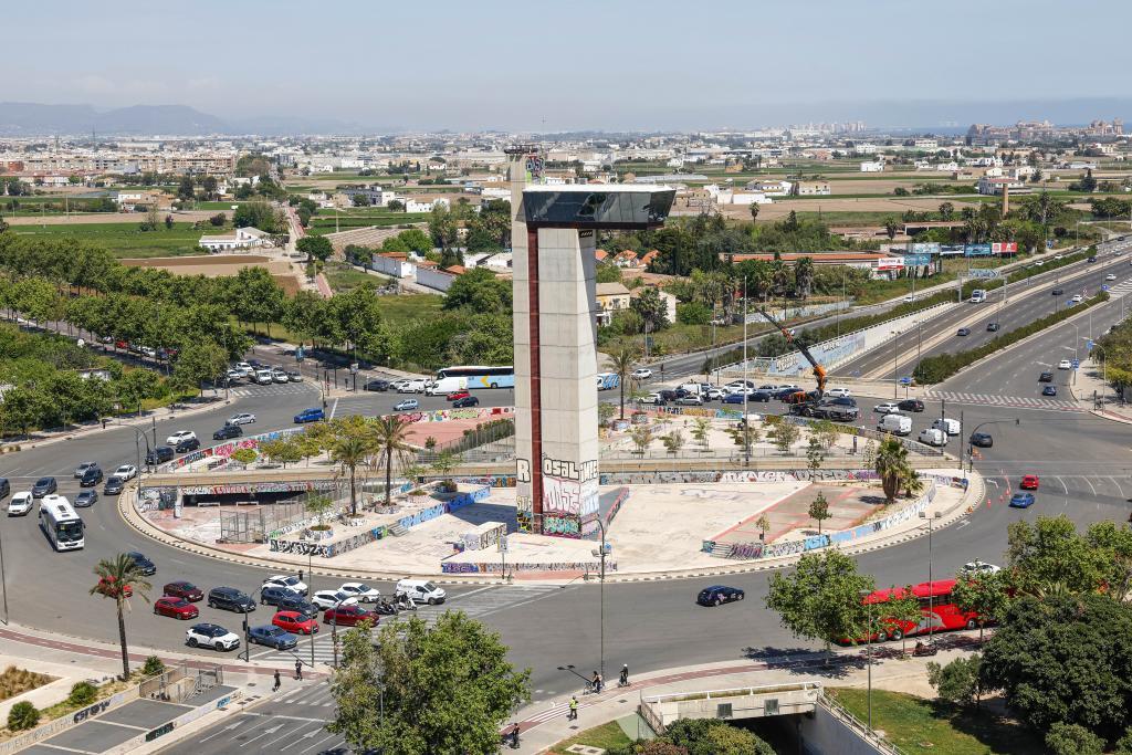 Torre Miramar de Valencia con la lona conmemorativa de 2024 visible en su lateral