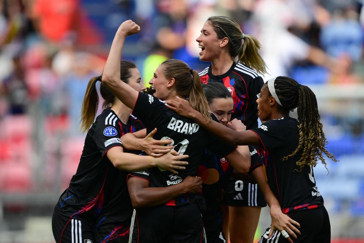 Jule Brand celebra el gol que envió al Lyon a la final de la Champions Femenina