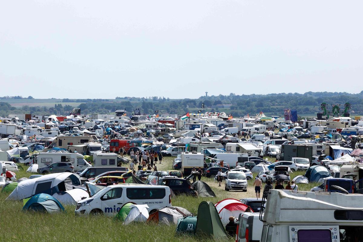 Multitud de asistentes a la rave en el campo de tiro militar cerca de Bourges