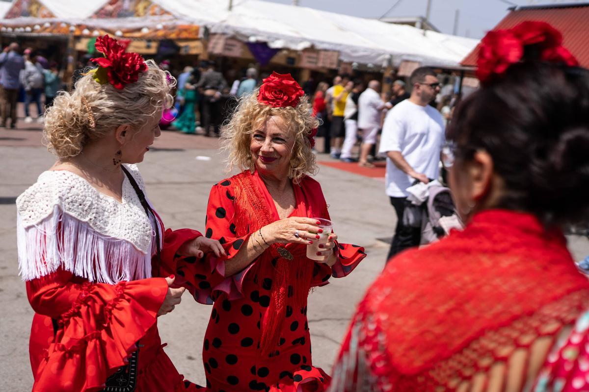 Escenario colorido de la Feria de Abril con farolillos y trajes de flamenca en el Fòrum