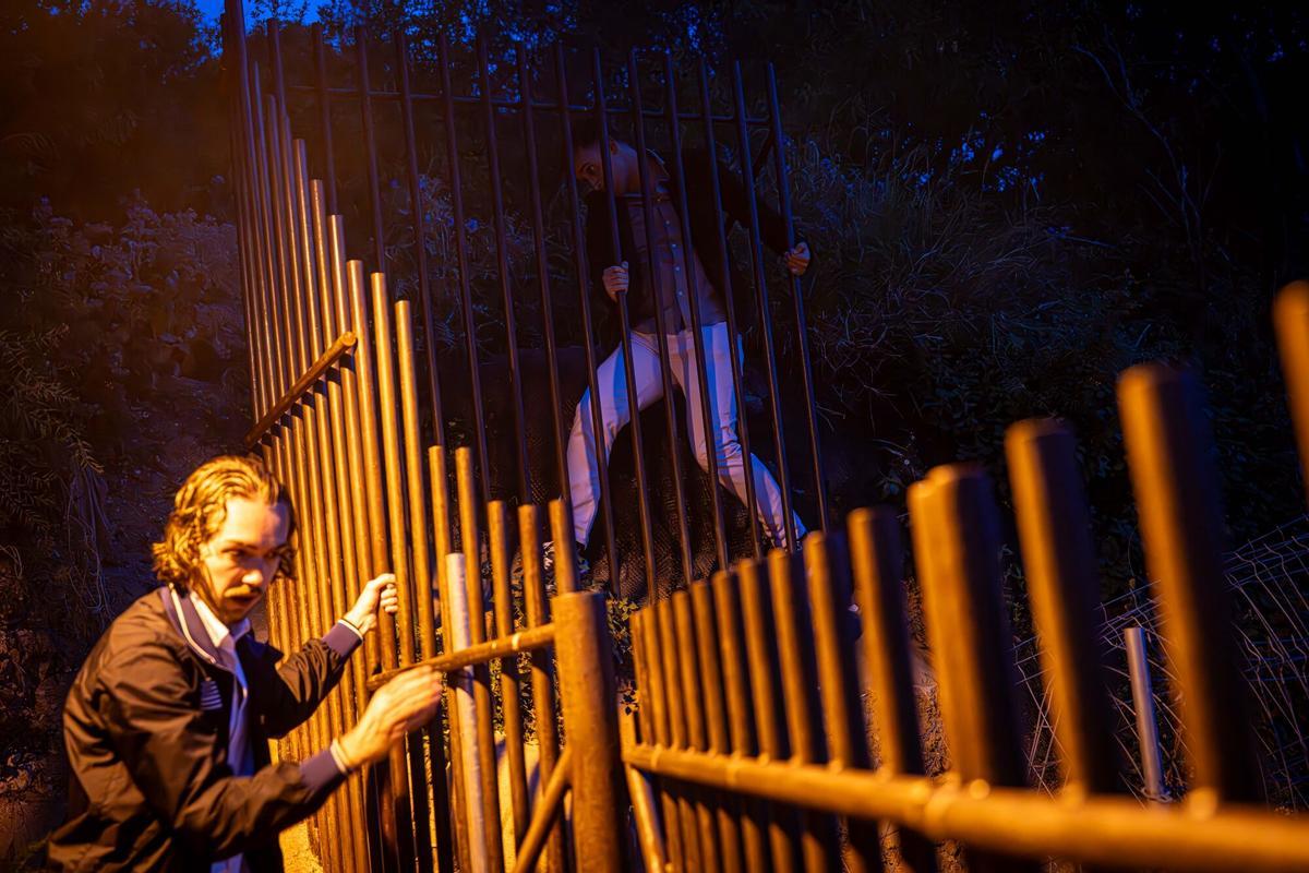 Valla metálica instalada en el mirador del Turó de la Rovira