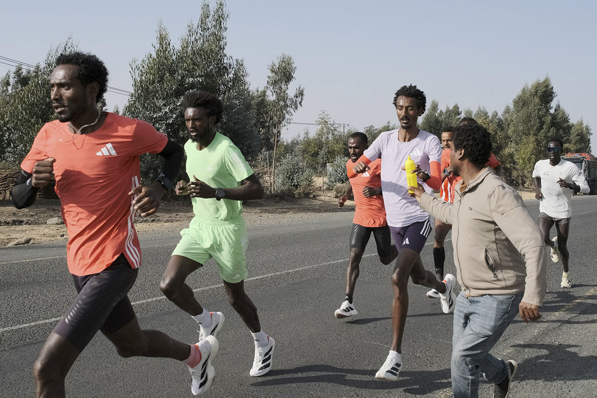 Yomif Kejelcha cruzando la meta de la Maratón de Londres 2024