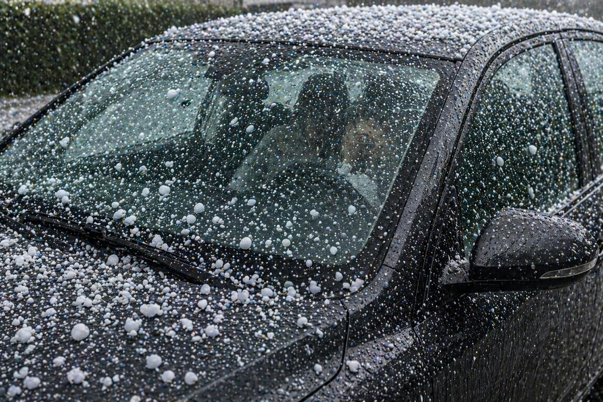 Granizo sobre una carretera durante el puente de mayo