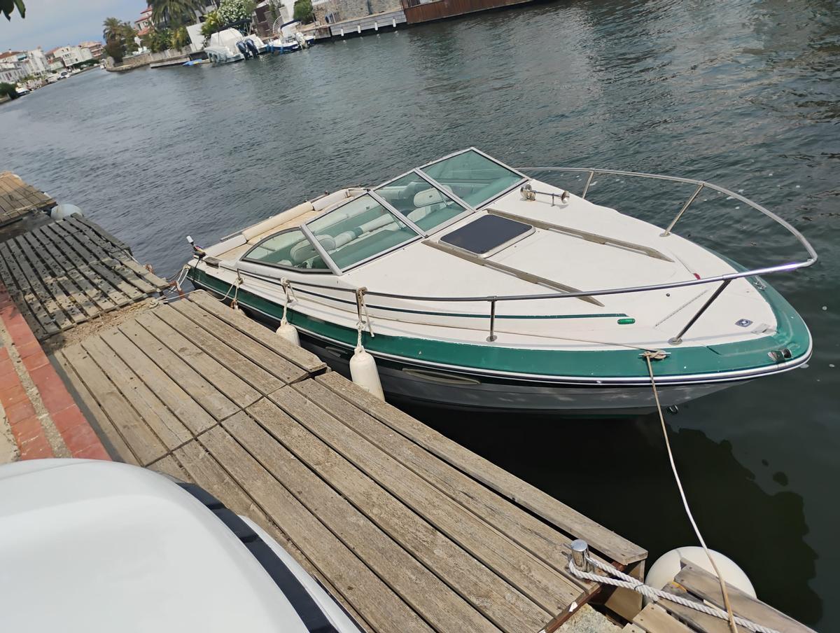 Barcos abandonados amarrados en una marina catalana, mostrando su deterioro