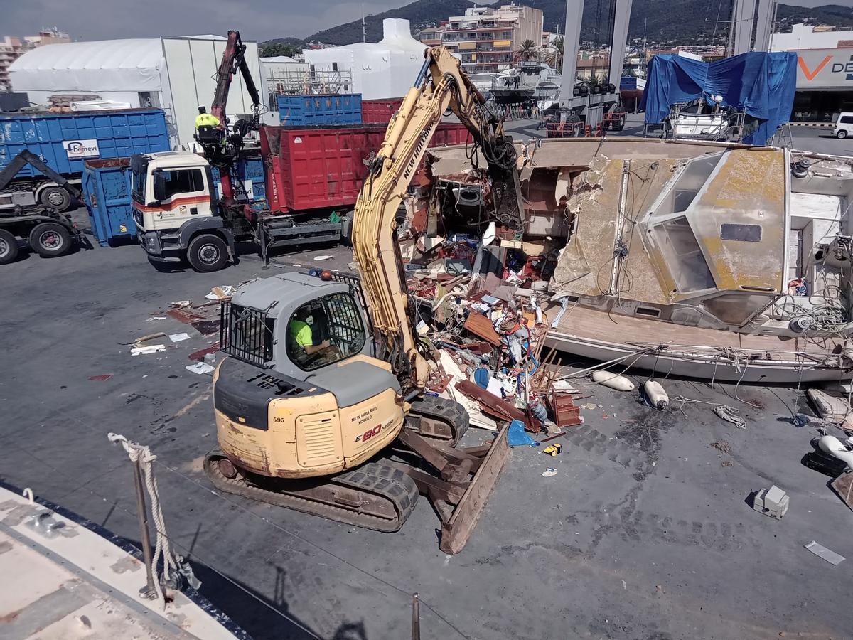 Barco abandonado en el astillero de Femevi, listo para ser desguazado