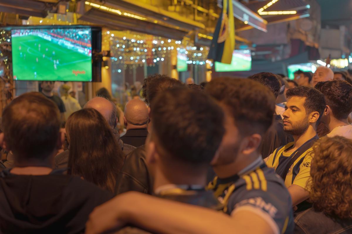 Derbi Galatasaray‑Fenerbahçe en Estambul: victoria y caos en los bares de Kadiköy