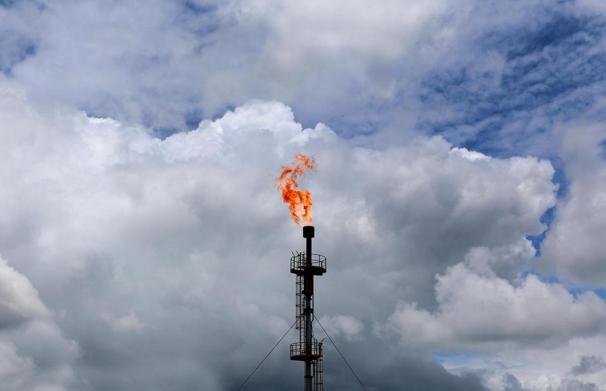 OPEP+ incrementa producción en 188.000 barriles diarios para compensar cierre de Ormuz