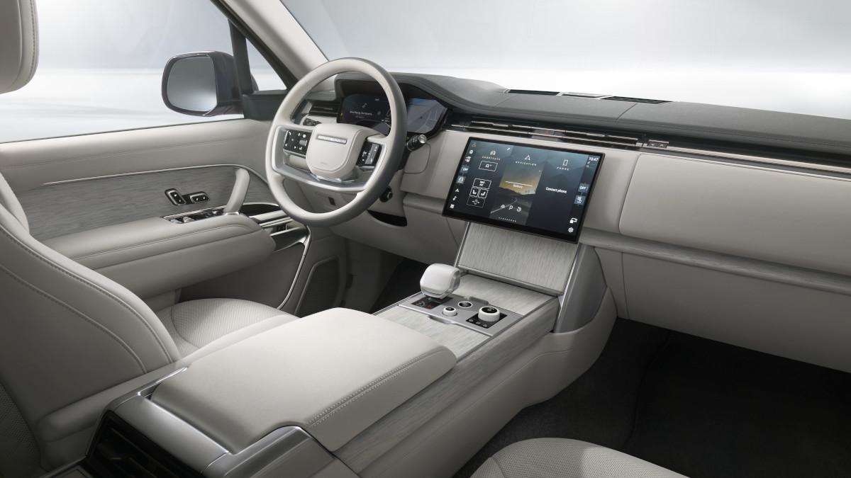 Interior del Range Rover SV Ultra con acabados en Ultrafabrics y Kvadrat remix, mostrando el diseño sin cuero y la paleta de colores Orchid White y Cinder Grey