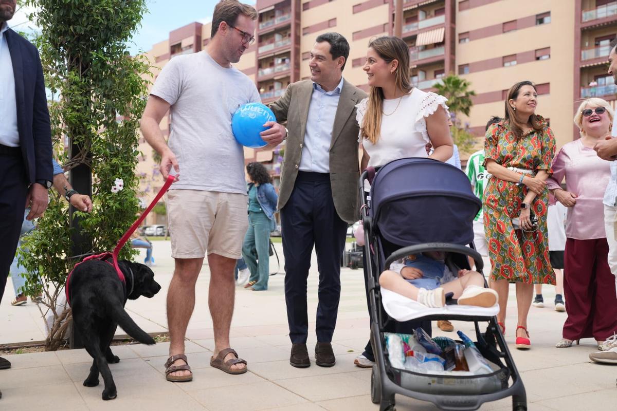Juanma Moreno inicia campaña en Dos Hermanas y descarta ser amenaza