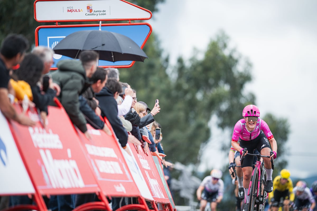 Noemi Rüegg se impone y lleva el maillot rojo en la 1ª etapa de La Vuelta Femenina 2026