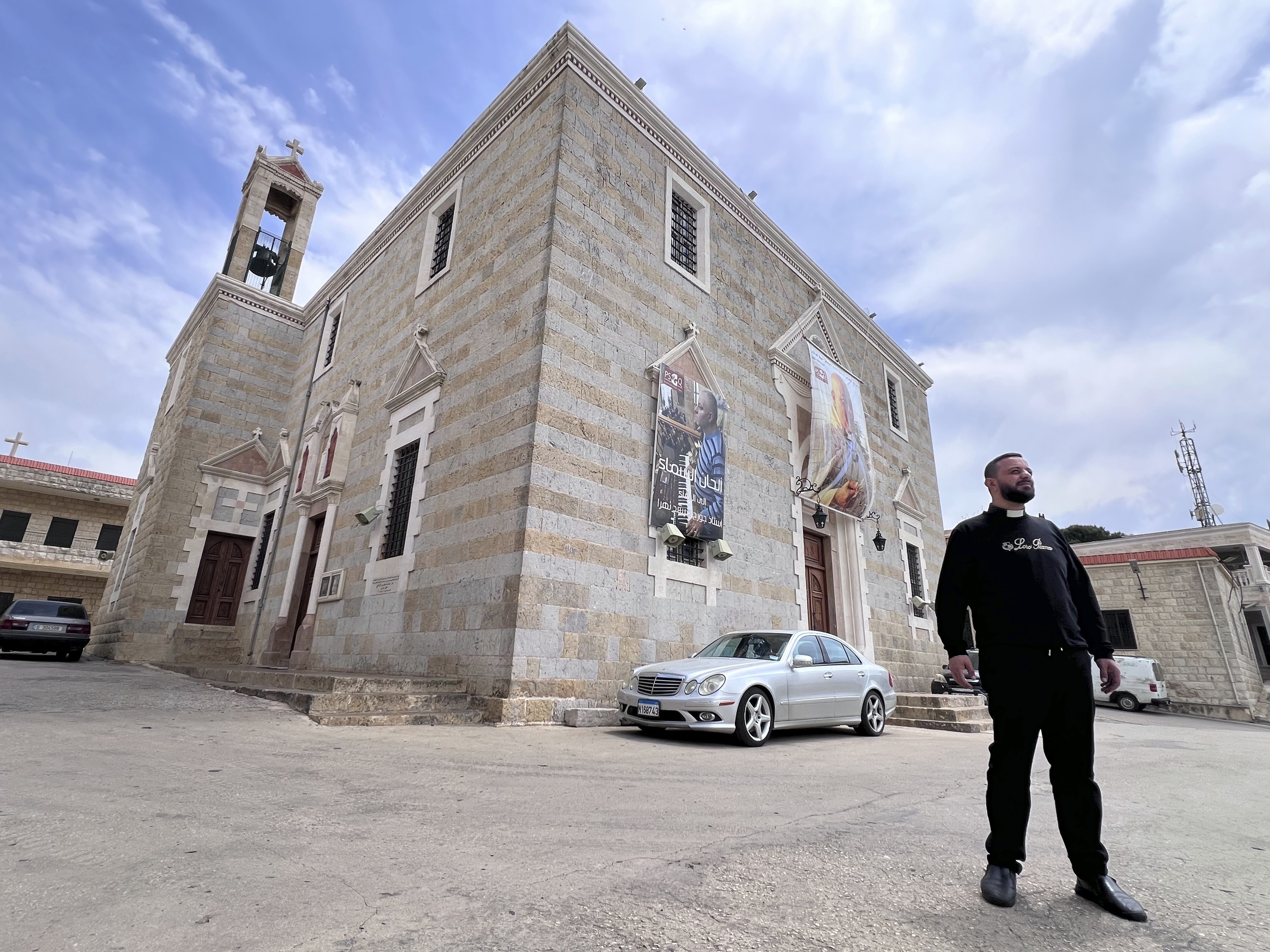 Israel bombardea Qlaaya: muere el clérigo Pierre al‑Rahi y cientos de cristianos huyen