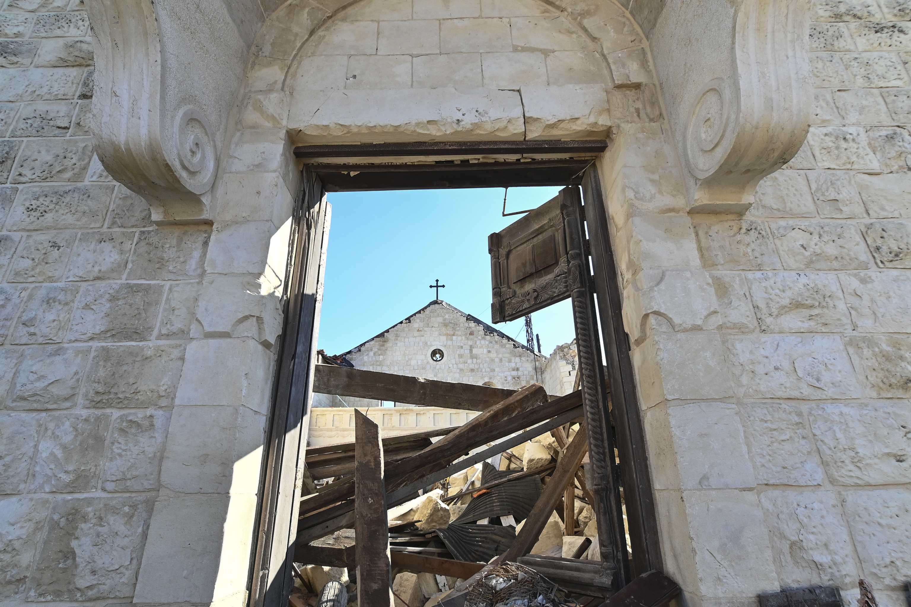 Ruinas de la aldea de Qlaaya tras el bombardeo israelí del 9 de marzo, con escombros y edificios destruidos